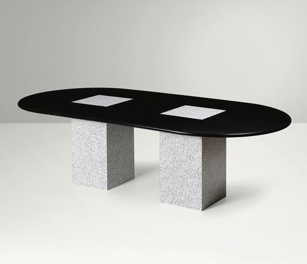 Tavolo con struttura in legno laminato plastico.