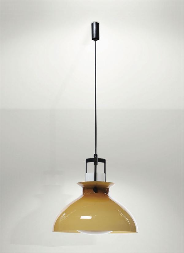 Lampada a sospensione con struttura in ottone e diffusore in vetro di Murano.