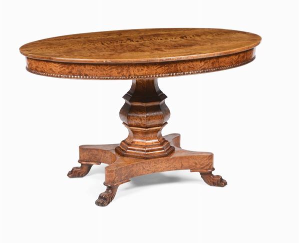 Tavolo ovale impiallacciato in radica, XIX secolo