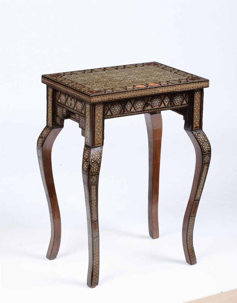 Tavolo intarsiato di gusto persiano, XX secolo  - Auction Fine Art - I - Cambi Casa d'Aste