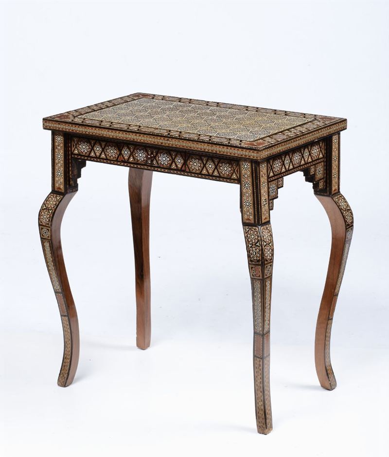 Tavolo intarsiato di gusto persiano, XX secolo  - Auction Fine Art - I - Cambi Casa d'Aste