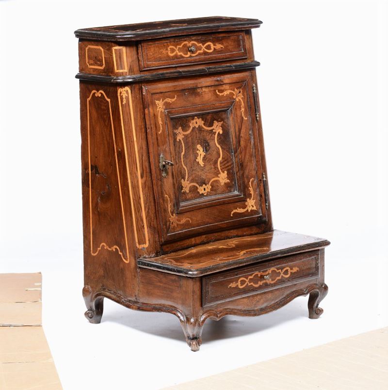 Inginocchiatoio in legno lastronato ed intarsiato, XVIII secolo  - Asta Arredi, Dipinti e Oggetti d'Arte - Cambi Casa d'Aste
