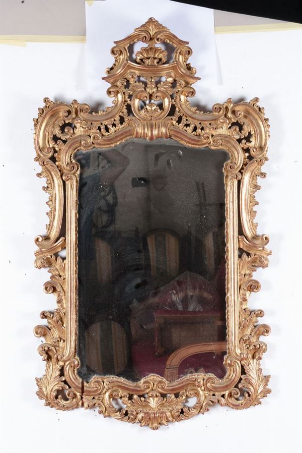 Specchiera in stile in legno intagliato e dorato, XIX-XX secolo