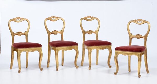Quattro sedie in legno dorato in stile
