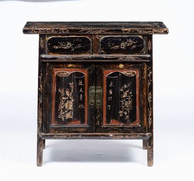 Credenzino a Due Ante in Legno Dipinto, Cina XX Secolo