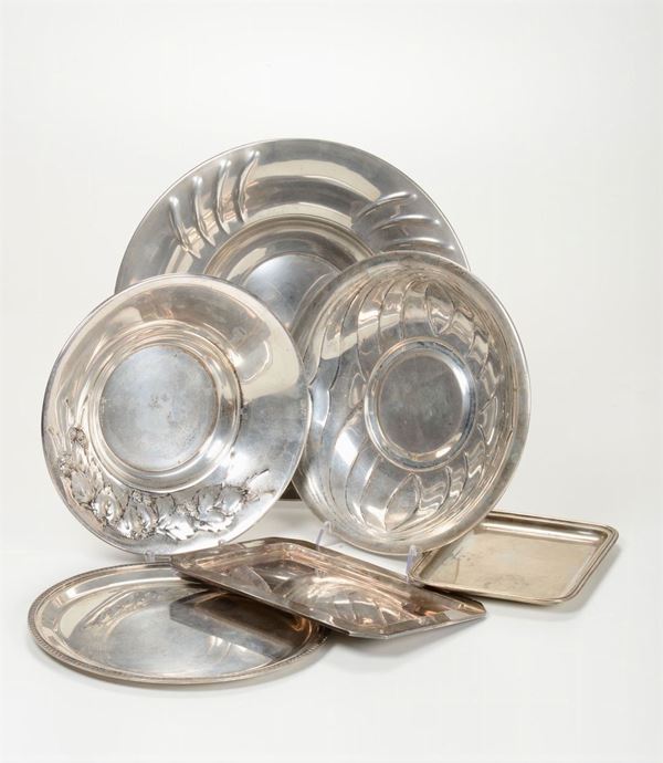 Lotto di piatti e vassoietti in argento, XX secolo