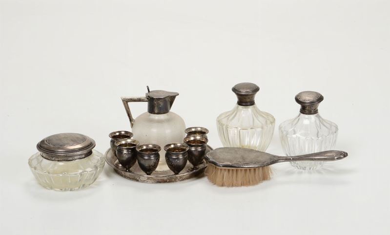 Lotto di flaconi in cristallo e argento e servizietto con bicchierini  - Auction Fine Art - I - Cambi Casa d'Aste