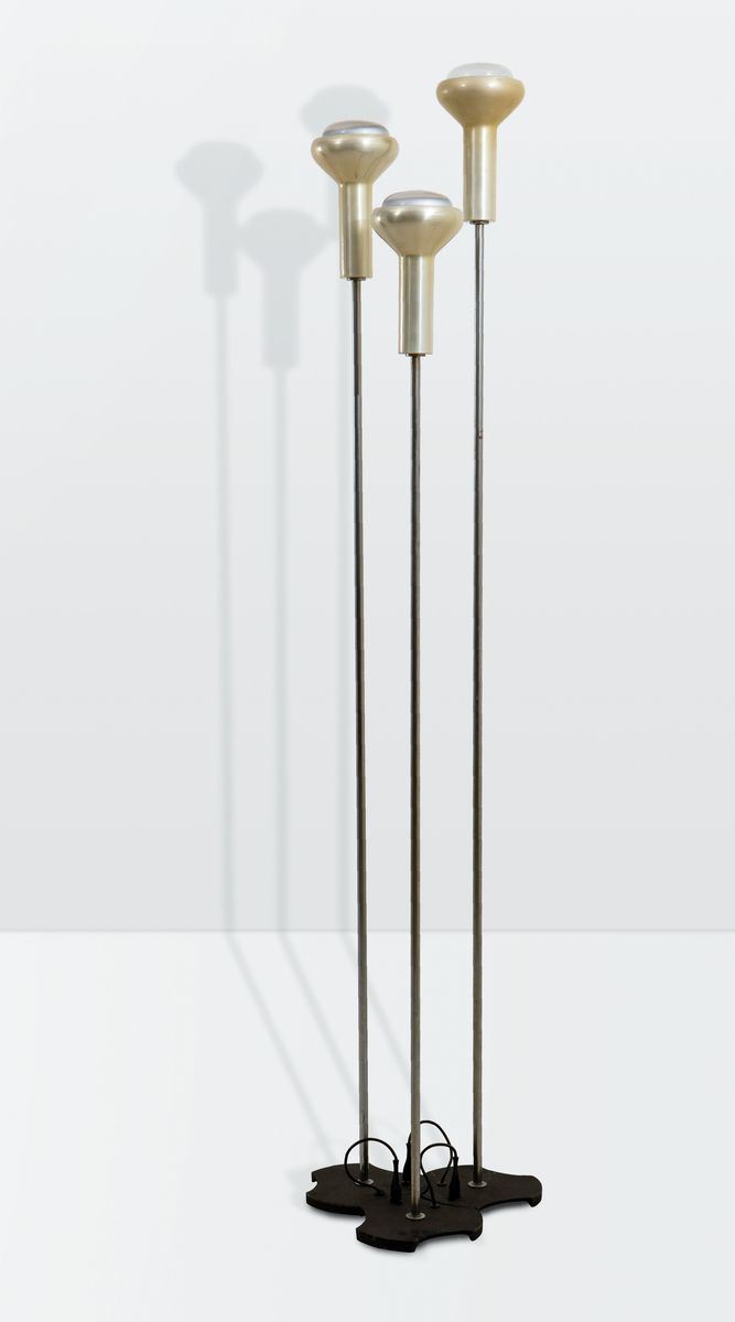 Gino Sarfatti, a set of three mod. 1073 floor lamps with a metal structure, anodised aluminum reflector and cast iron base. Original decal. Arteluce Prod., Italy, 1950 ca.  - Auction Design 200 - Cambi Casa d'Aste