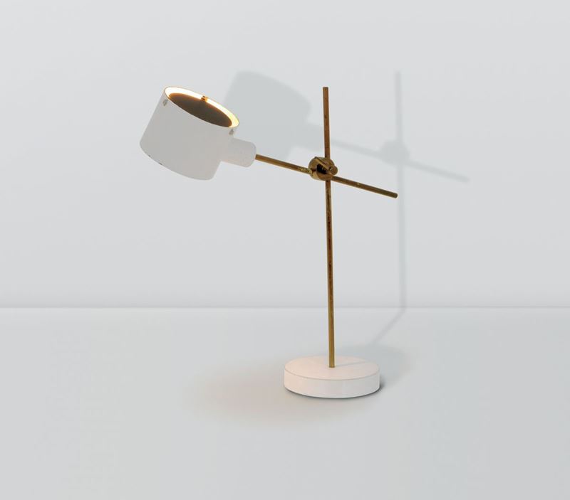 Tito Agnoli, an adjustable table lamp with a brass and lacquered metal structure. Oluce Prod., Italy, 1950 ca.  - Auction Design 200 - Cambi Casa d'Aste