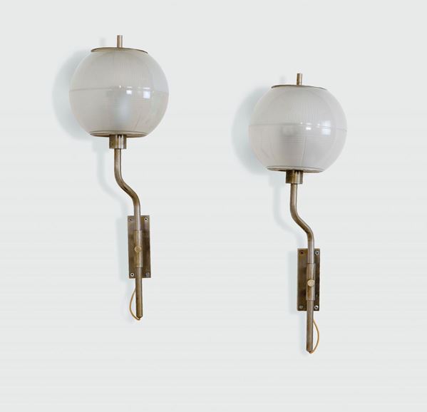 Stilnovo, a pair of adjustable and orientable appliques. Nickeled brass structure and printed glass shade. Stilnovo Prod., Italy, 1960 ca.