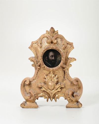 Elemento in Legno Intagliato e Dorato con Miniatura Raffigurante Personaggio Maschile, XVIII Seco...
