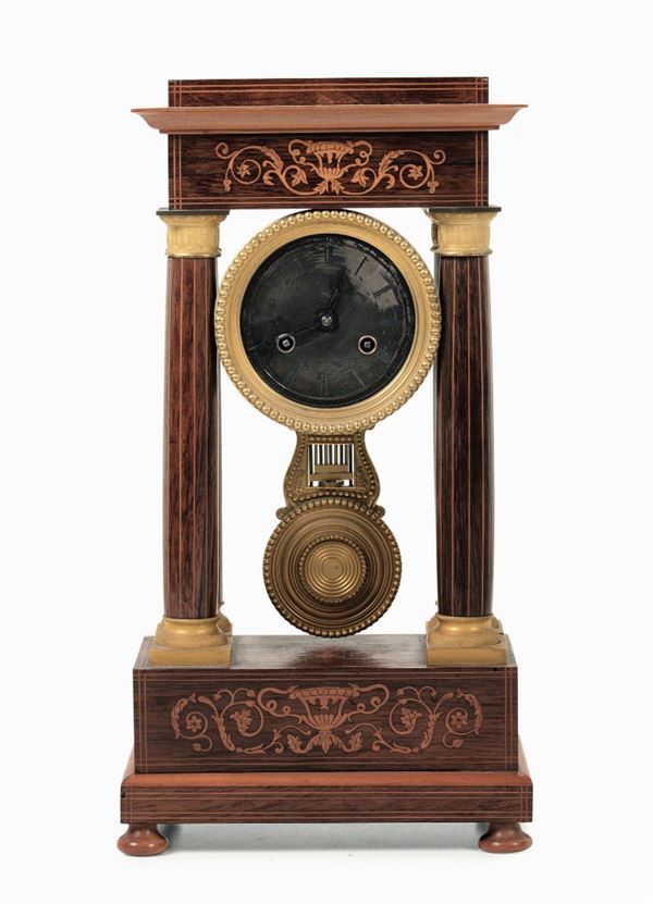 Orologio a tempietto in legno intarsiato di gusto Carlo X, XIX-XX secolo