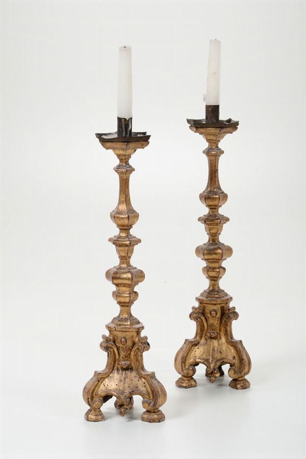 Coppia di candelieri in legno intagliato e dorato, XVIII secolo