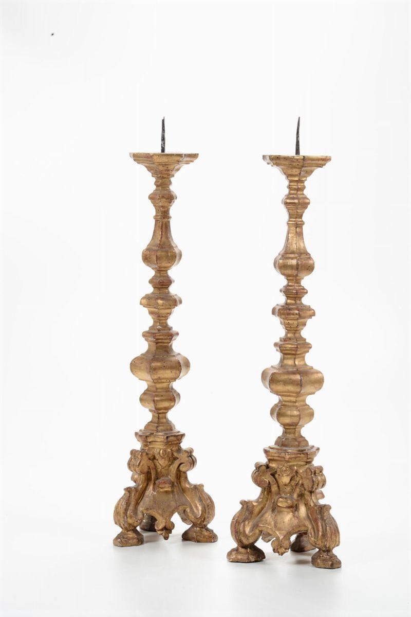 Coppia di candelieri in legno intagliato e dorato, XVIII secolo  - Auction Fine Art - I - Cambi Casa d'Aste