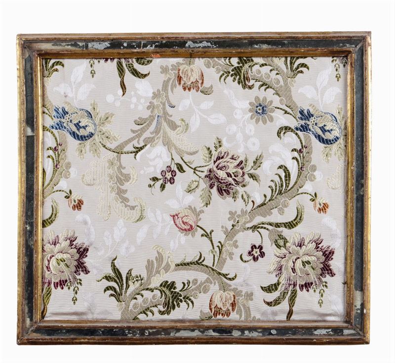 Tessuto in cornice a motivi floreali, XIX-XX secolo  - Asta Antiquariato - I - Cambi Casa d'Aste