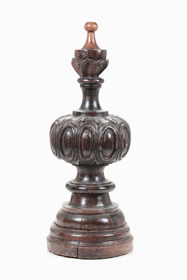 Elemento in legno tornito ed intagliato, XIX secolo