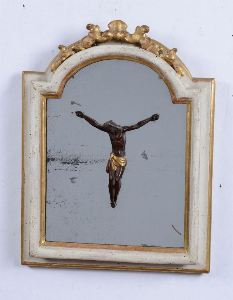 Crocifisso in legno intagliato e dorato, entro cornice laccata, XIX secolo  - Asta Antiquariato - I - Cambi Casa d'Aste