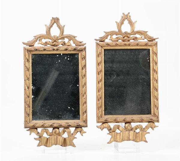 Coppia di specchierine in legno intagliato e dorato, XIX secolo