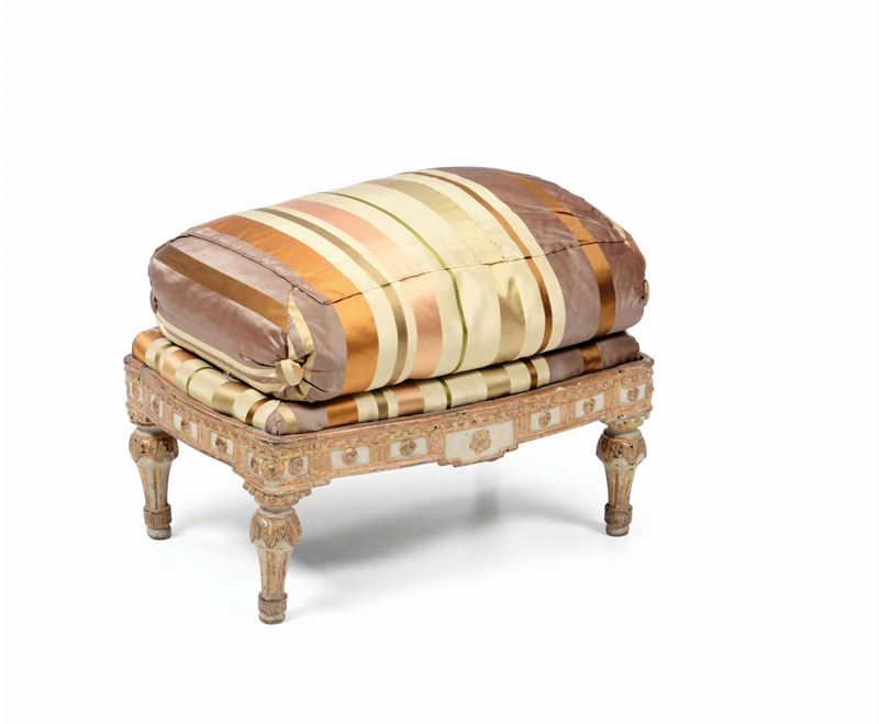 Panchetto Luigi XVI in legno intagliato, laccato e dorato, XVIII secolo  - Asta Antiquariato - I - Cambi Casa d'Aste