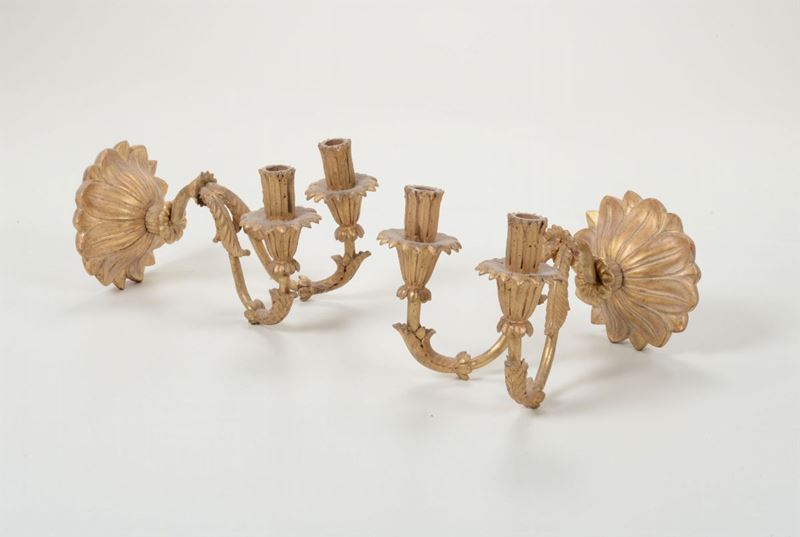 Coppia appliques a due bracci in legno intagliato e dorato, XIX secolo  - Asta Asta a Tempo Arredi e Antiquariato - V - Cambi Casa d'Aste