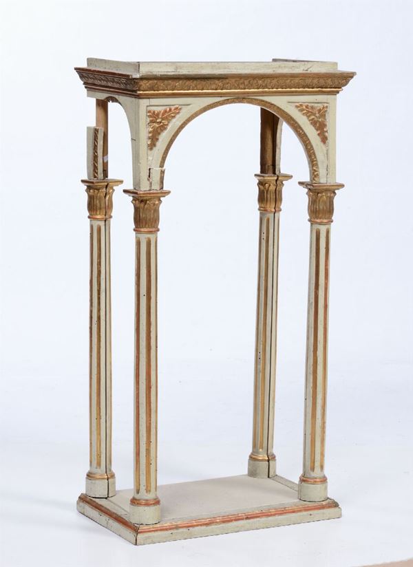 Altarolo neoclassico in legno intagliato, laccato e dorato, XIX secolo
