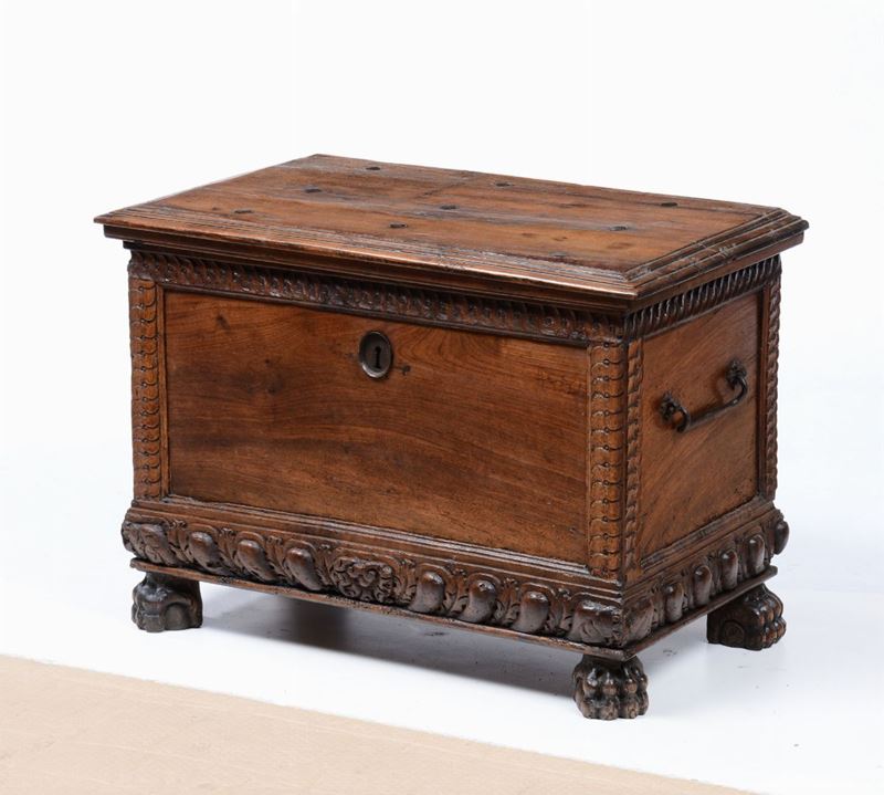Piccola cassapanca in noce intagliato, XVIII secolo  - Auction Fine Art Timed Auction - V - Cambi Casa d'Aste