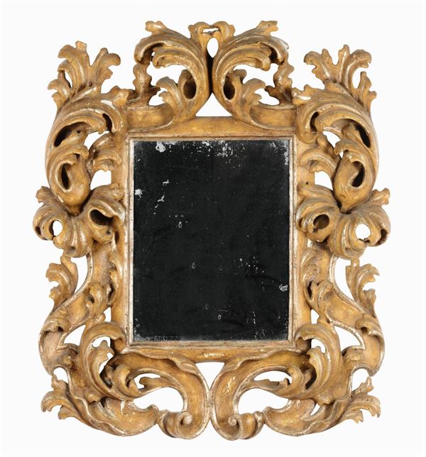 Piccola specchiera in legno intagliato e dorato, XVIII secolo