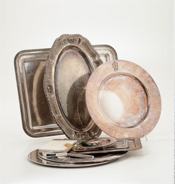 Lotto di vassoi, piatti e piattini in argento, XX secolo