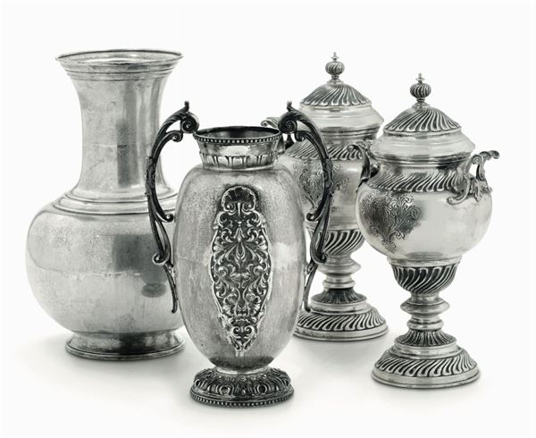 Insieme di due vasi e due potiches in argento fuso e cesellato. Manifattura artistica italiana della seconda metà del XX secolo