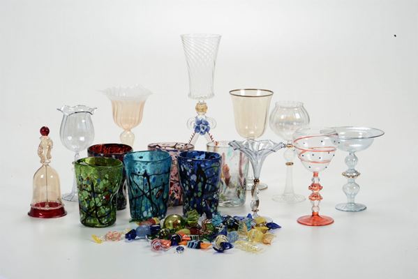Lotto di bicchieri in vetro e cristallo e caramelle in vetro policromo
