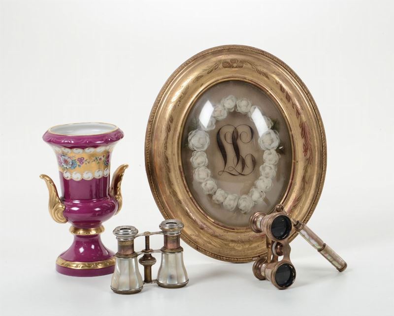 Due cannocchiali da teatro, vasetto in porcellana e cornicetta ovale  - Auction Works of Art Timed Auction - IV - Cambi Casa d'Aste