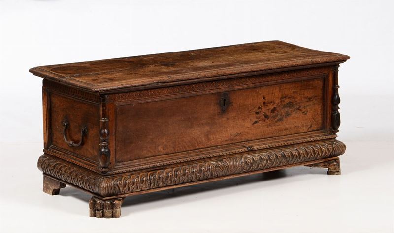 Cassapanca in legno intagliato, XVIII secolo  - Asta Asta a Tempo Arredi e Antiquariato - V - Cambi Casa d'Aste