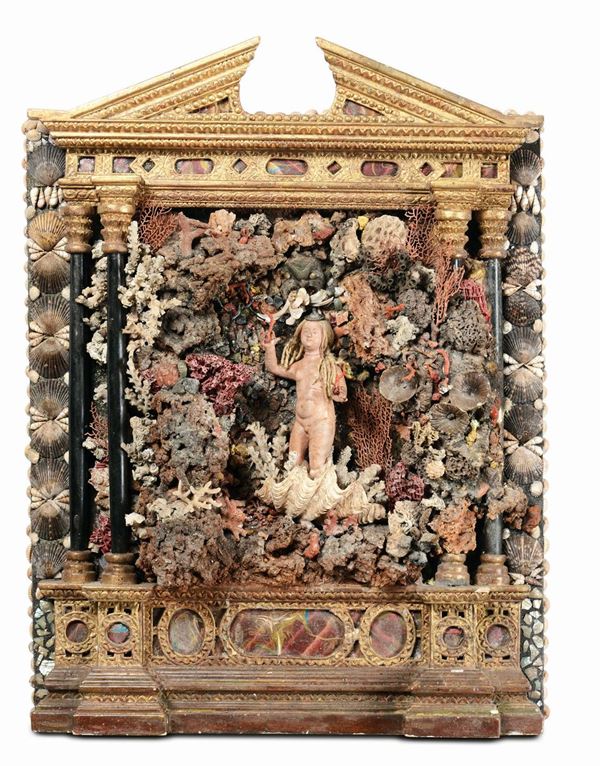 “Grotta” in coralli, conchiglie e minerali con sculturine in terracotta e onde in filigrana, XX secolo