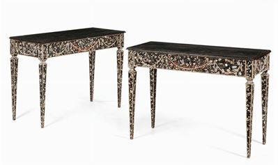 Coppia di Consolle in Legno Dipinto Rivestite di Conchiglie, Minerali e Coralli, XX-XXI Secolo