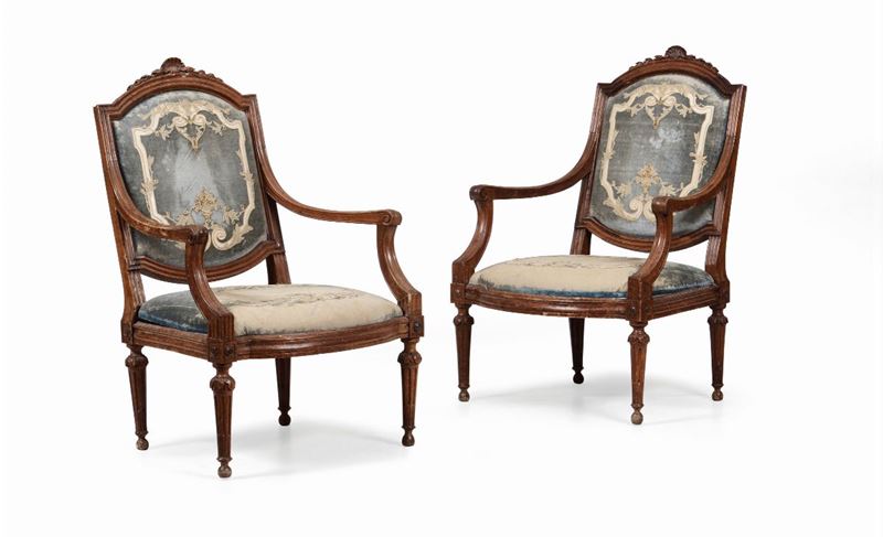 Coppia di poltrone Luigi XVI in noce intagliato, seconda metà XVIII secolo  - Asta Antiquariato - I - Cambi Casa d'Aste