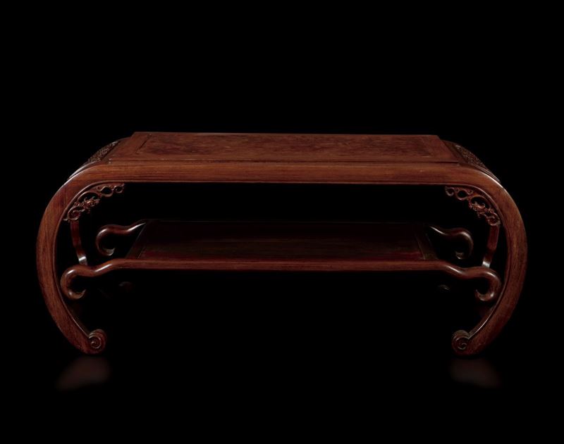 Tavolo basso in Homu e inserti in radica con gambe arcuate, Cina, fine XIX secolo  - Asta Fine Chinese Works of Art - Cambi Casa d'Aste