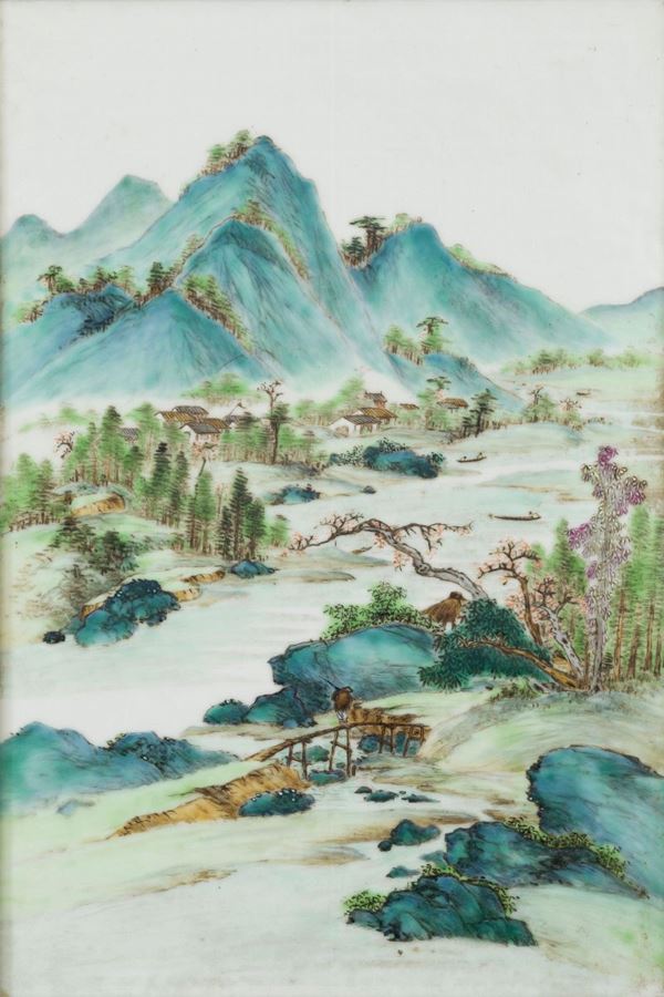 Placca in porcellana a smalti policromi raffigurante villaggio con scene di vita rurale, Cina, Dinastia Qing, epoca Guanxu (1875-1908)