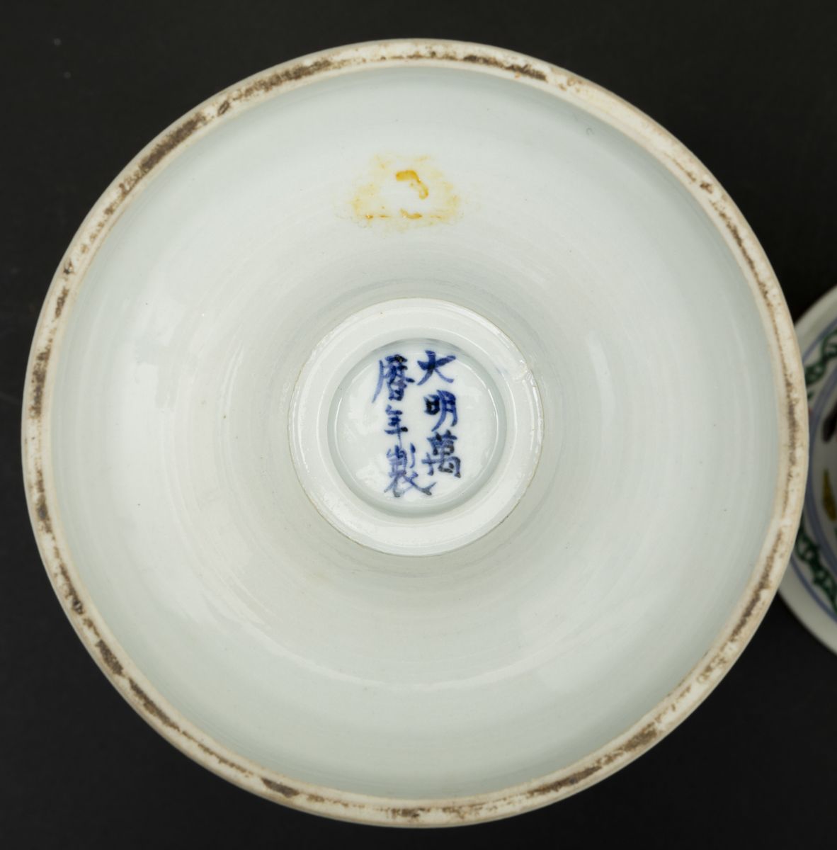 Coppia di Vasi in Porcellana a Smalti Policromi con Decoro di Draghi tra le Nuvole, Cina, XX Seco...