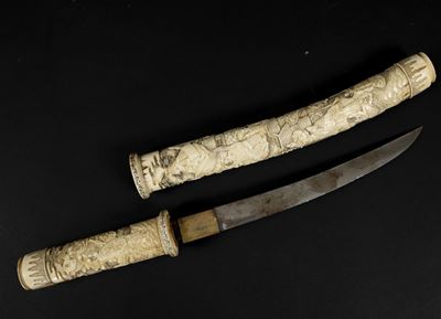 Tanta Scolpito in Avorio con Personaggi, Giappone, Epoca Meiji, XIX Secolo