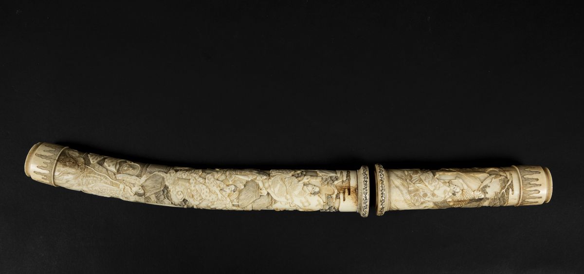 Tanta Scolpito in Avorio con Personaggi, Giappone, Epoca Meiji, XIX Secolo