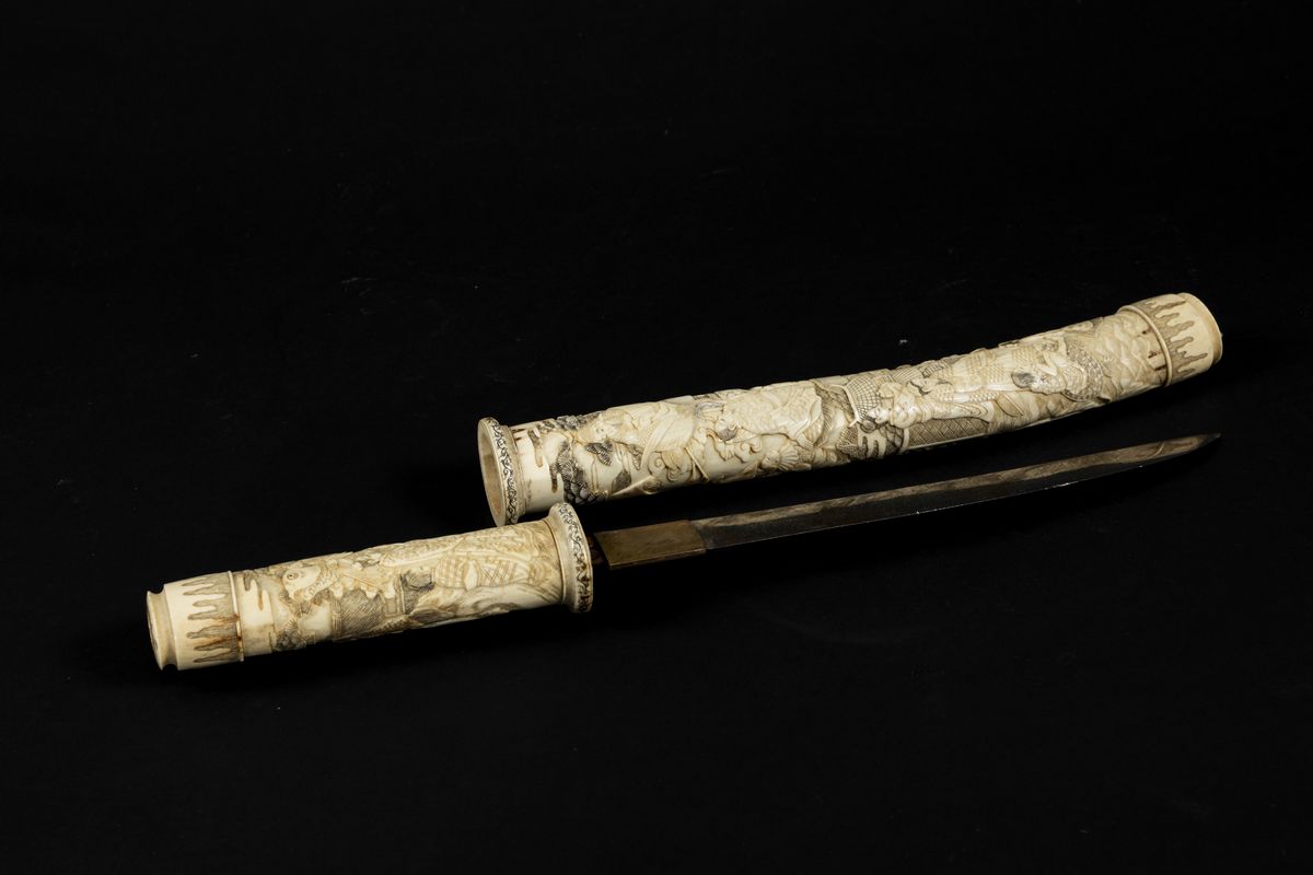 Tanta Scolpito in Avorio con Personaggi, Giappone, Epoca Meiji, XIX Secolo