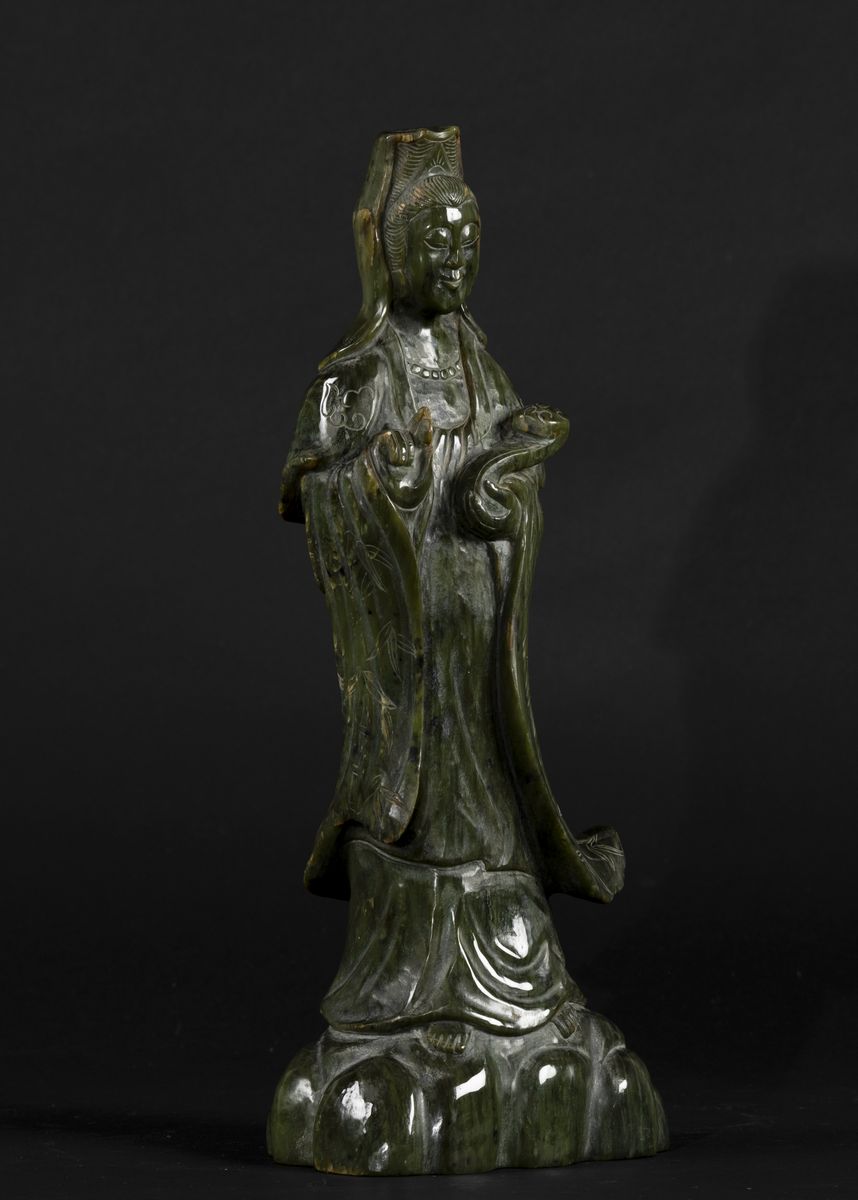 Figura di Guanyin Eretta con Ruyi Scolpita in Giada Spinacio, Cina, Fine XIX Secolo