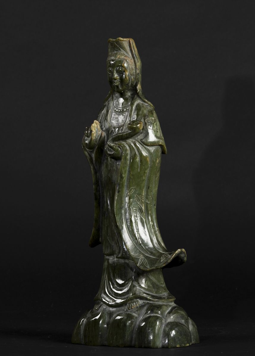 Figura di Guanyin Eretta con Ruyi Scolpita in Giada Spinacio, Cina, Fine XIX Secolo