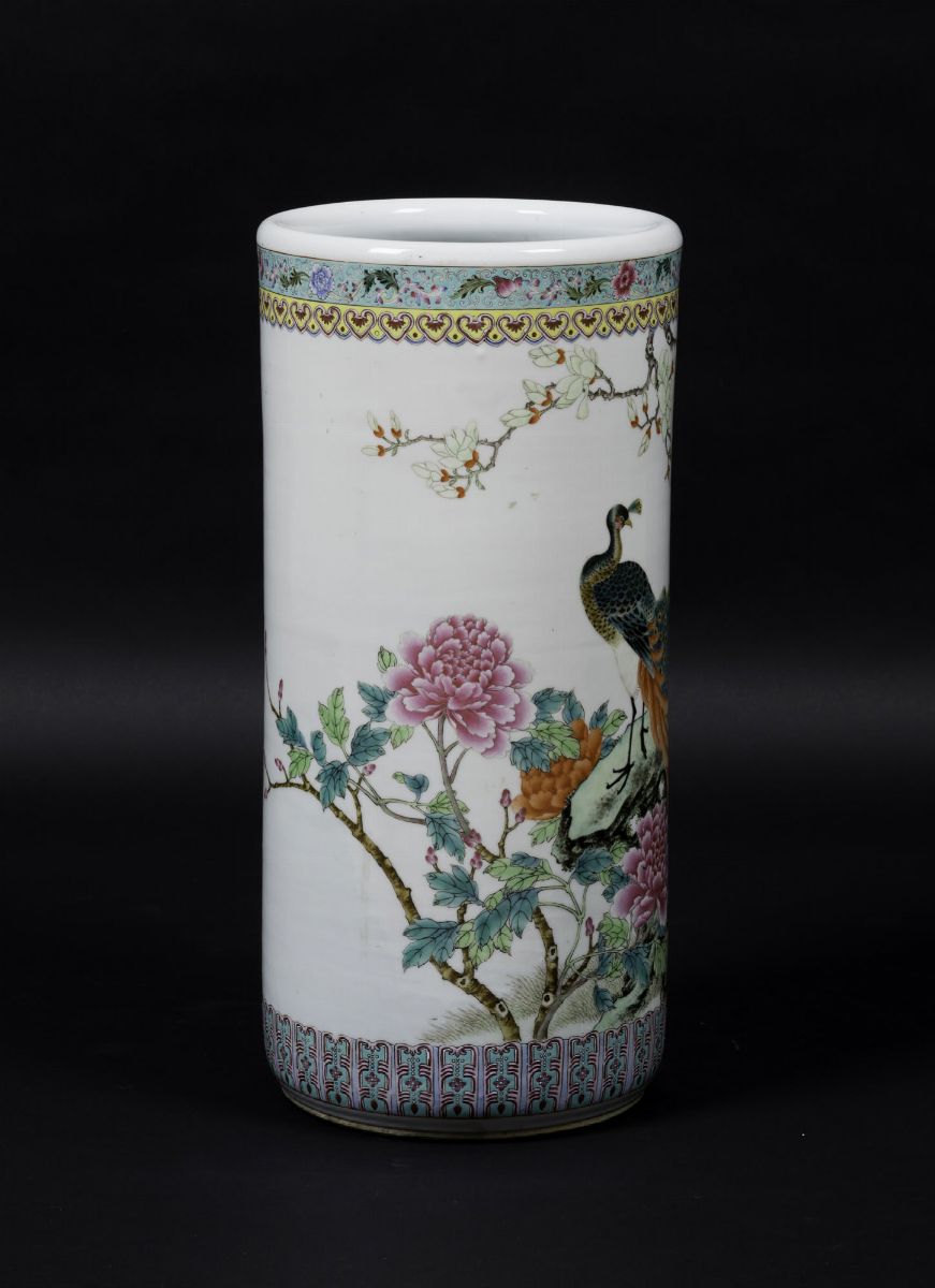 Portaombrelli in Porcellana a Smalti Policromi con Figura di Pavone e Alberi in Fiore, Cina, XX S...