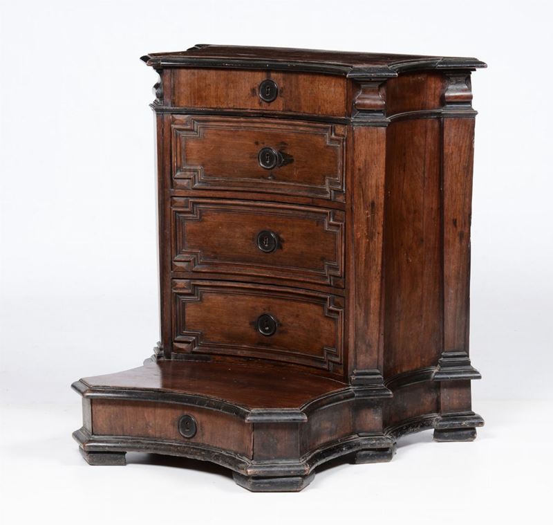 Inginocchiatoio scantonato impiallacciato in legno di noce, Lomardia XVIII secolo  - Auction Fine Art - I - Cambi Casa d'Aste