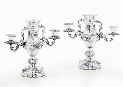 Coppia di Centrotavola in Argento con Porta Candele di Gusto Rococò, Firma O.pini, Toscana (?) XX...