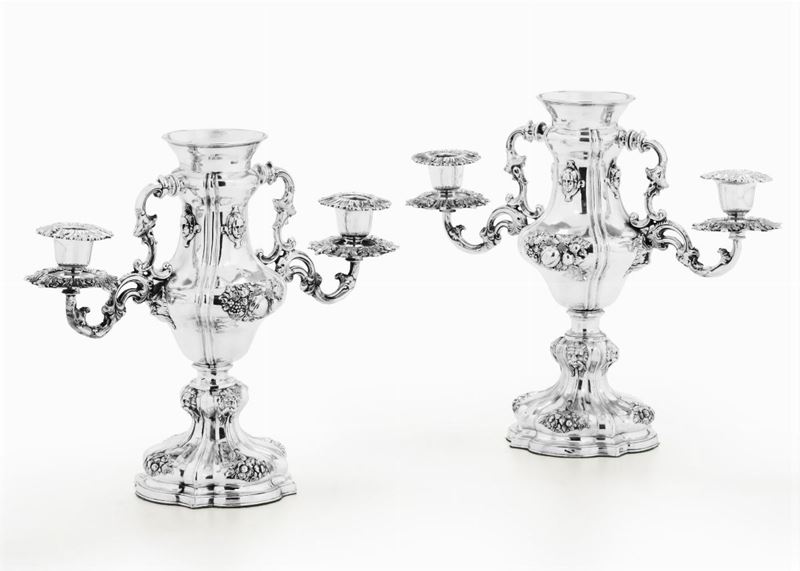 Coppia di centrotavola in argento con porta candele di gusto Rococò, firma O.Pini, Toscana (?) XX secolo  - Asta L'Art de la Table - Cambi Casa d'Aste