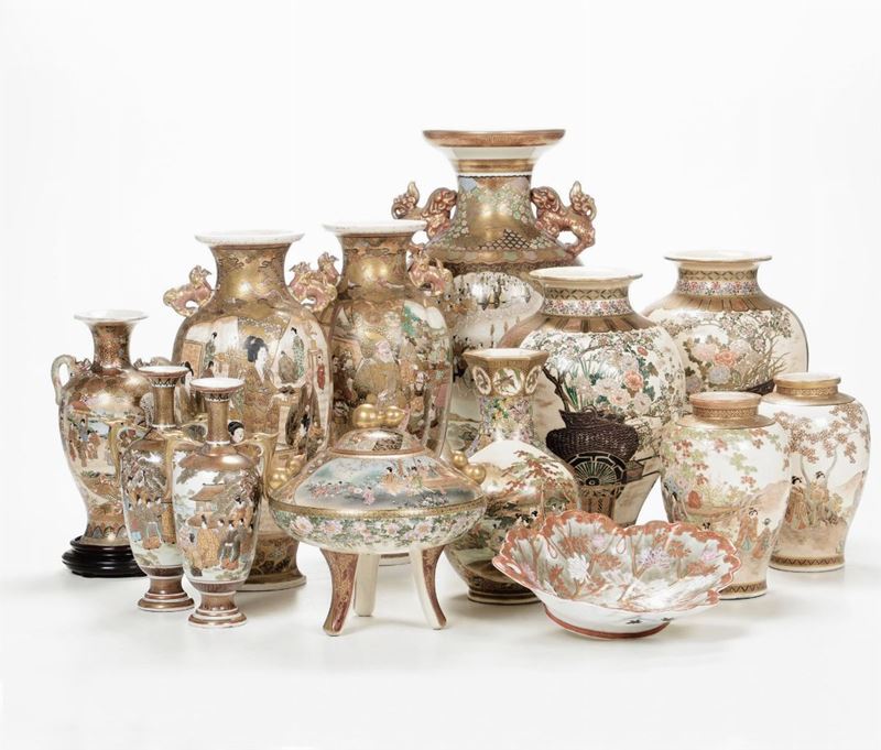 Serie di vasi di forme diverse in ceramica Satsuma e Kutani, Giappone, XIX-XX secolo  - Asta Arte Orientale - Cambi Casa d'Aste