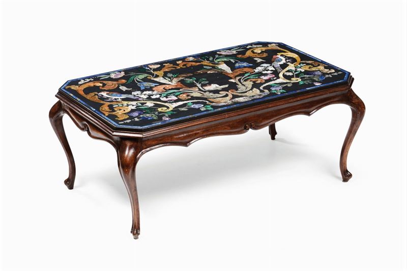 Tavolo basso con piano intarsiato in pietre dure, XX secolo  - Auction Fine Art - I - Cambi Casa d'Aste