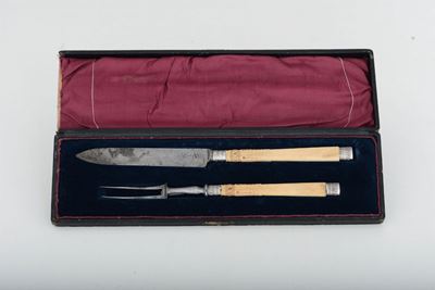 Forchettone e Coltello da Arrosto con Manico in Avorio Intagliato e Finimenti in Argento. Lama e ...